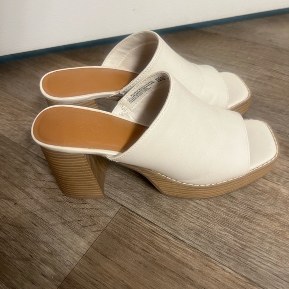 S2 Universal Thread White Heeled Shoes Size 11 - Picture 2 of 5